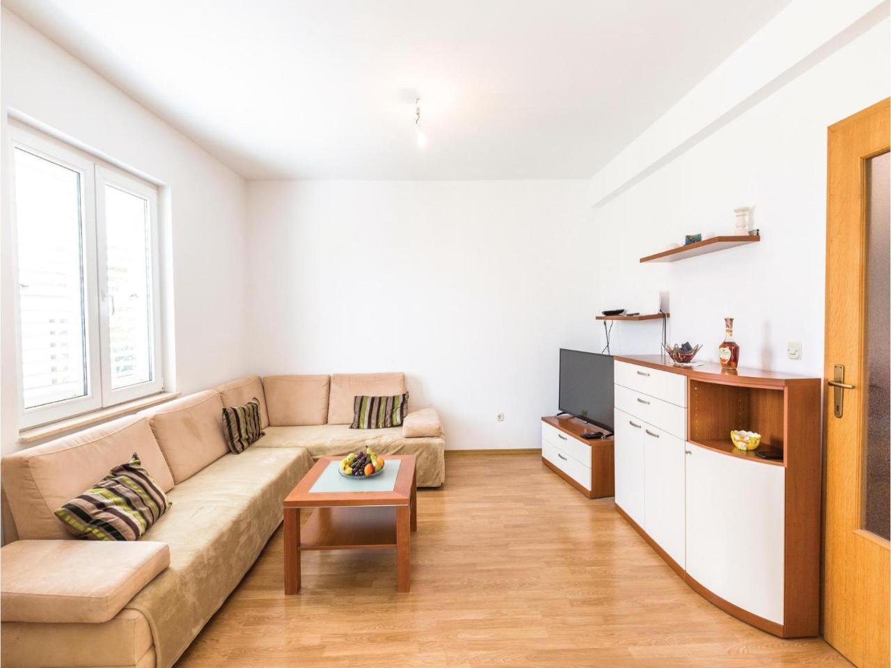 Cozy Apartment In Makarska With Kitchen 外观 照片