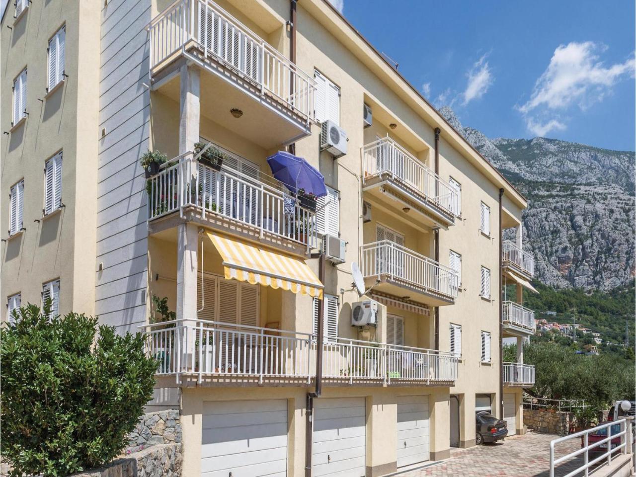 Cozy Apartment In Makarska With Kitchen 外观 照片
