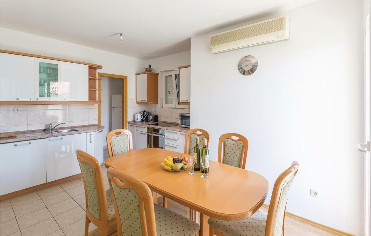 Cozy Apartment In Makarska With Kitchen 外观 照片